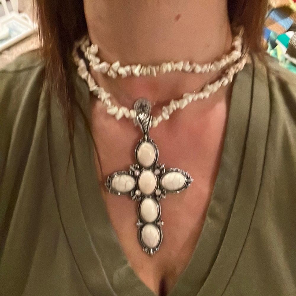 NATURAL HOWLITE NECKLACE